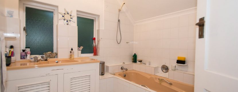 2001175_Family bathroom_14