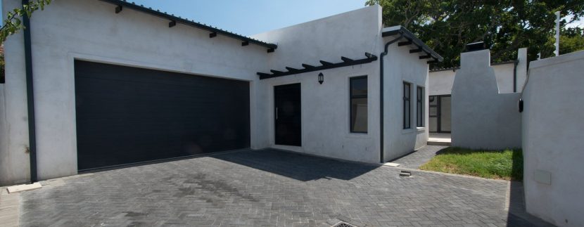 2001270_Parking and entrance_18