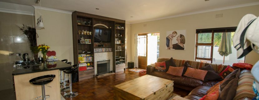 LOUNGE TO FRONT