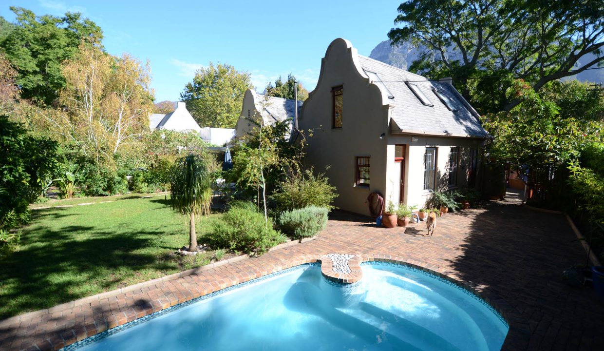 POOL-AND-HOUSE