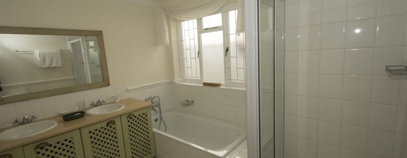 MAIN BATHROOM 9936