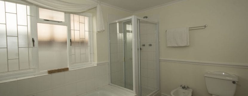 MAIN BATHROOM 9940