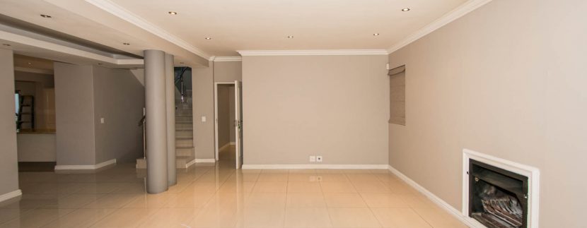 c LIVING ROOM IN